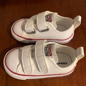 EUC Chuck Taylor All Star Easy-On Leather in white size 5
TODDLER LOW TOP SHOE